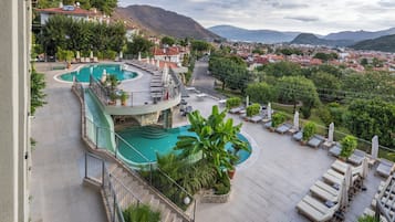 2 Außenpools, geöffnet von 08:00 Uhr bis 19:00 Uhr, Sonnenschirme