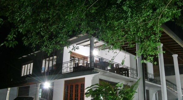 Fachada del alojamiento - Noche