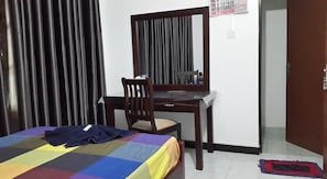 Habitación triple económica, 3 camas individuales, vistas al jardín, planta baja | Ropa de cama de alta calidad, escritorio, tabla de planchar con plancha
