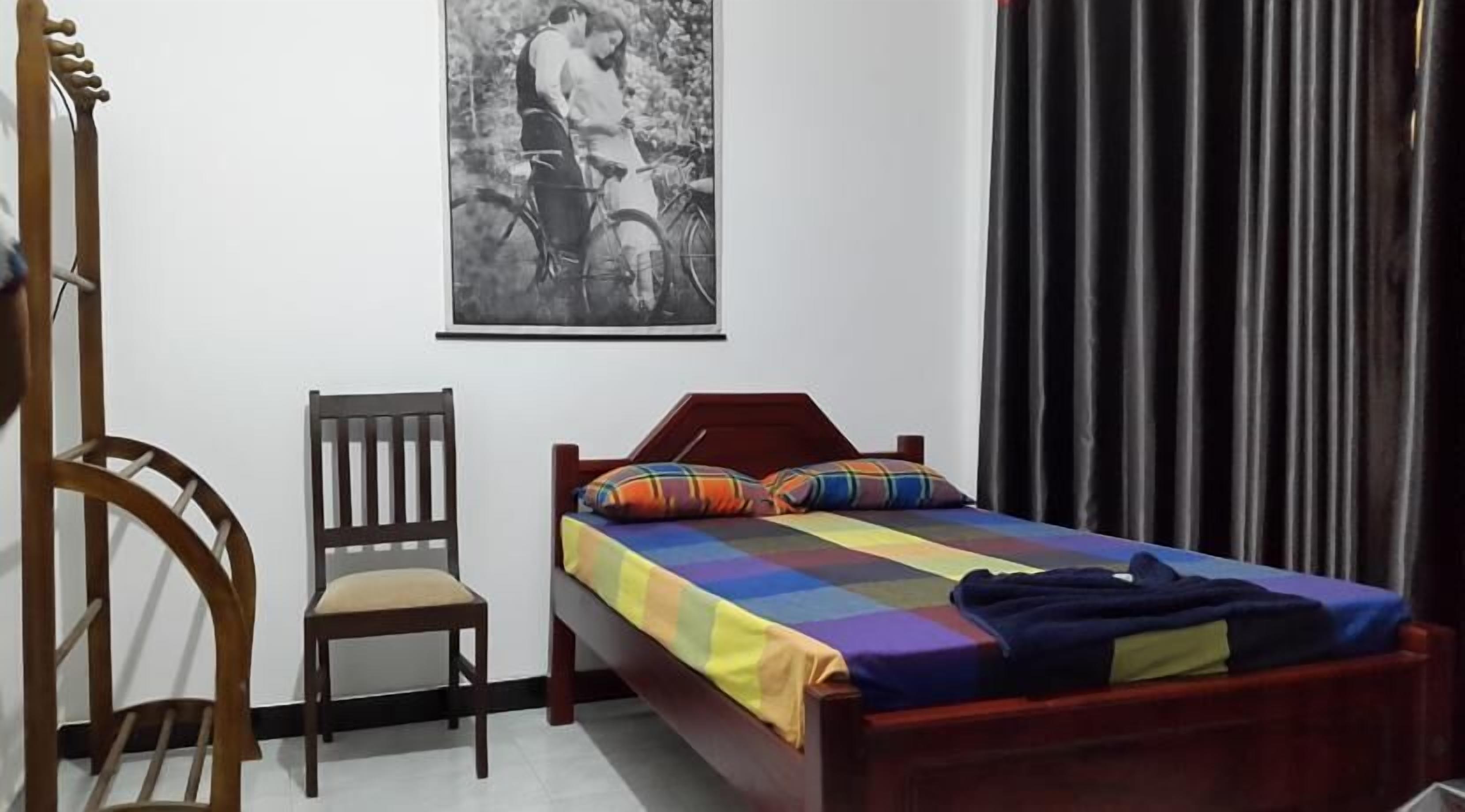 Habitación triple económica, 3 camas individuales, vistas al jardín, planta baja | Ropa de cama de alta calidad, escritorio, tabla de planchar con plancha