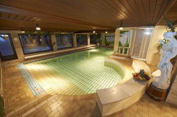 Piscine couverte, accès possible de 07 h 00 à 20 h 00, chaises longues