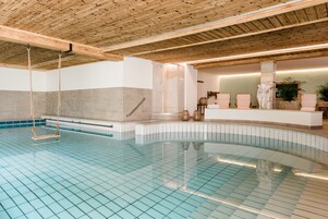 Piscina interna, funciona das 7h às 20h, espreguiçadeiras