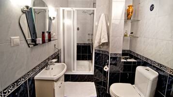 Superior Apartment | Bathroom | Free toiletries, hair dryer, bathrobes, slippers