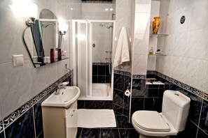 Superior Apartment | Bilik Mandi | Kelengkapan dandanan diri percuma, pengering rambut, jubah mandi 
