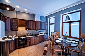 Escritorio, sistema de insonorización y tabla de planchar con plancha 