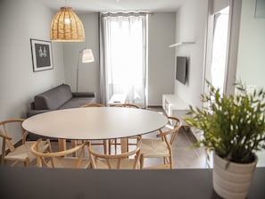Appartement, 3 chambres, balcon | Repas dans la chambre