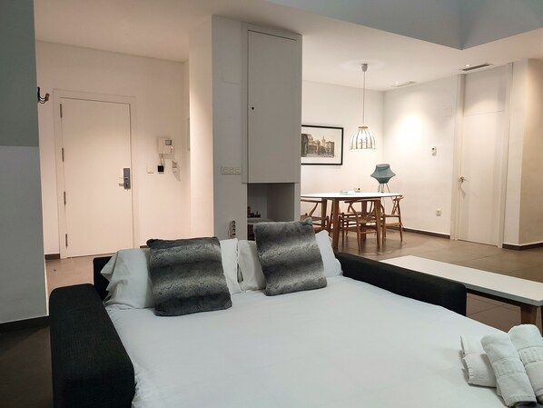 Apartment, 1 Bedroom, Ground Floor | Living area | 32-inch flat-screen TV with digital channels, TV - Flats Friends Soho Suites (Valencia)