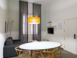 アパートメント 2 ベッドルーム 1 階 | リビングルーム | 32 インチの薄型テレビ (デジタル放送視聴可)、テレビ