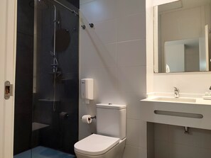 Apartament, 1 dormitori, planta baixa | Bany | Dutxa, articles de tocador gratuïts, assecador de cabells i bidet