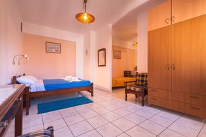 Standard Triple Room | In-room safe, desk, laptop workspace, iron/ironing board - Poco Loco Bed & Breakfast (Chania)