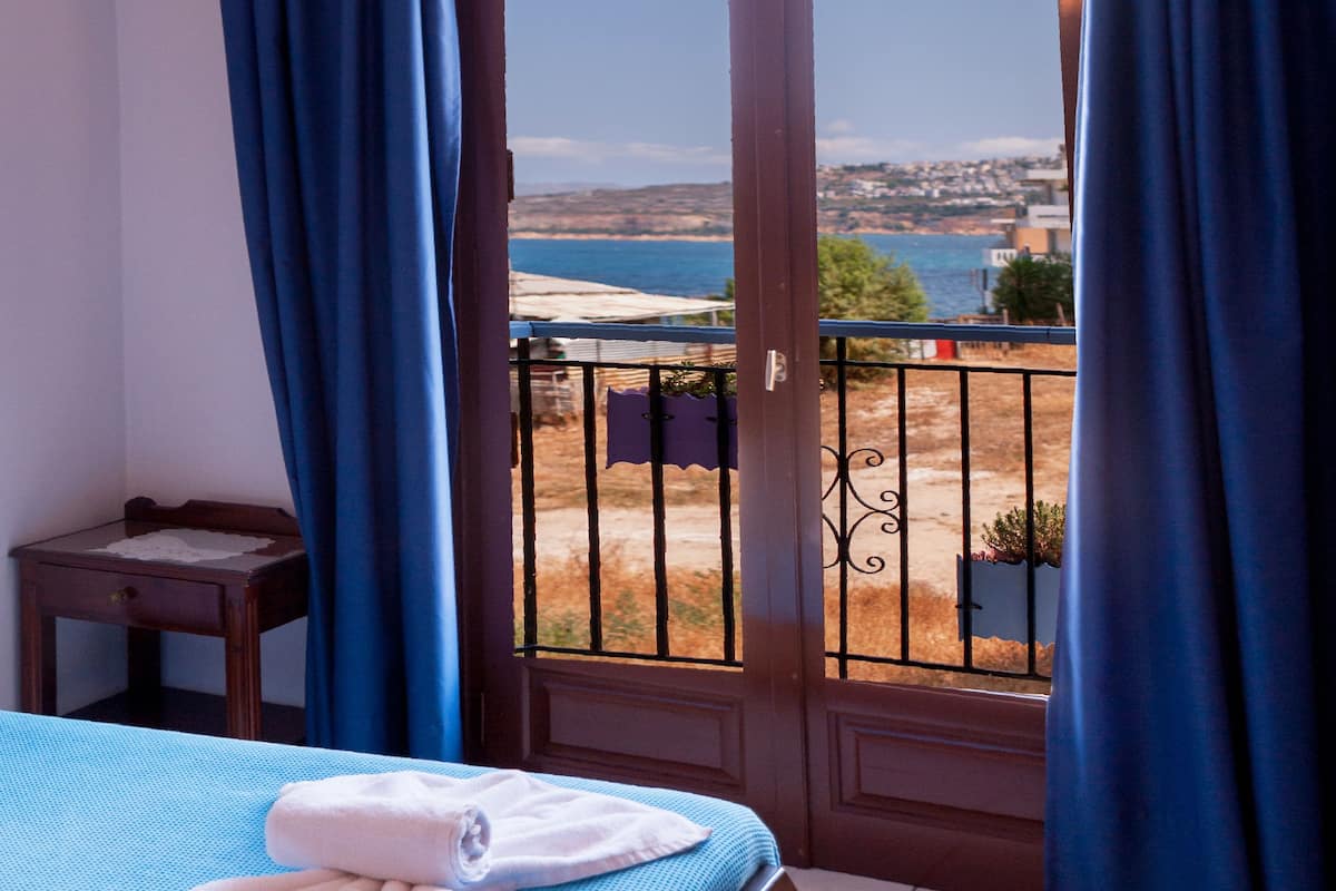 triple room, sea view | 1 bedroom, in-room safe, desk, laptop workspace