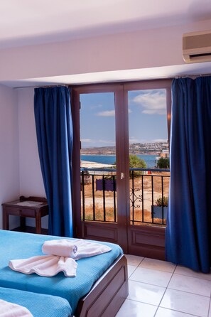 Tremannsrom, sjøutsikt | Safe på rommet, skrivebord og skrivebord for bærbar PC