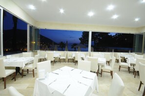 Petit déjeuner, déjeuner et dîner servis sur place