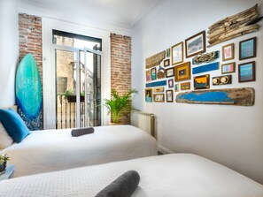 Comfort Triple Room, Balcony, City View | Individually decorated, individually furnished, free WiFi, bed sheets - Off Beat Self-Check-in - Sleep Conscious (San Sebastián)