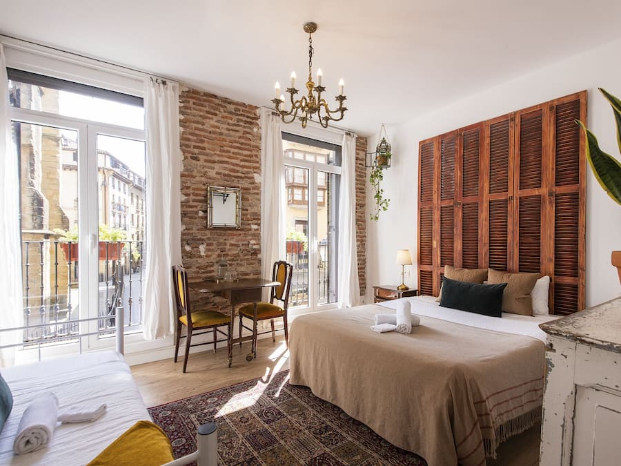 Quarto triplo clássico, sacada, vista para a cidade | Individualmente decorados, individualmente mobiliados, Wi-Fi de cortesia