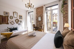 Classic Triple Room, Balcony, City View | Individually decorated, individually furnished, free WiFi, bed sheets - Off Beat Self-Check-in - Sleep Conscious (San Sebastián)
