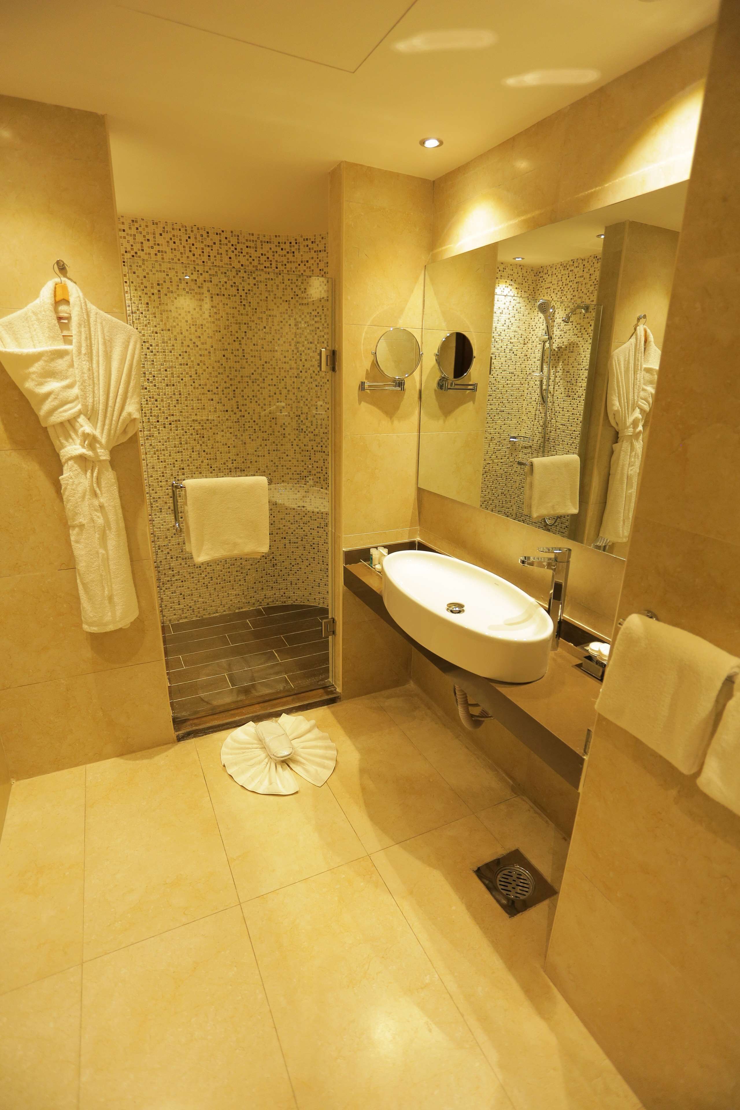 ministerial suite  | bathroom | shower, free toiletries, hair dryer, towels