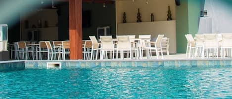 Piscine extérieure, parasols, chaises longues