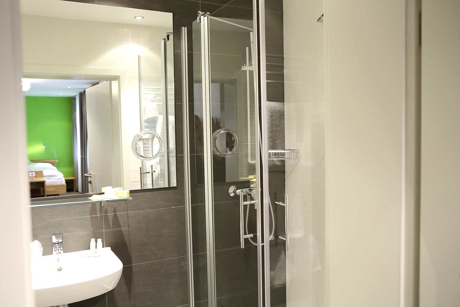 Shower, free toiletries, towels