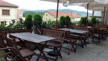 Petit déjeuner et déjeuner servis sur place, spécialités Cuisine locale