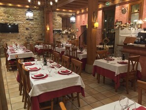 Serveert ontbijt, lunch, diner, lokale gerechten 