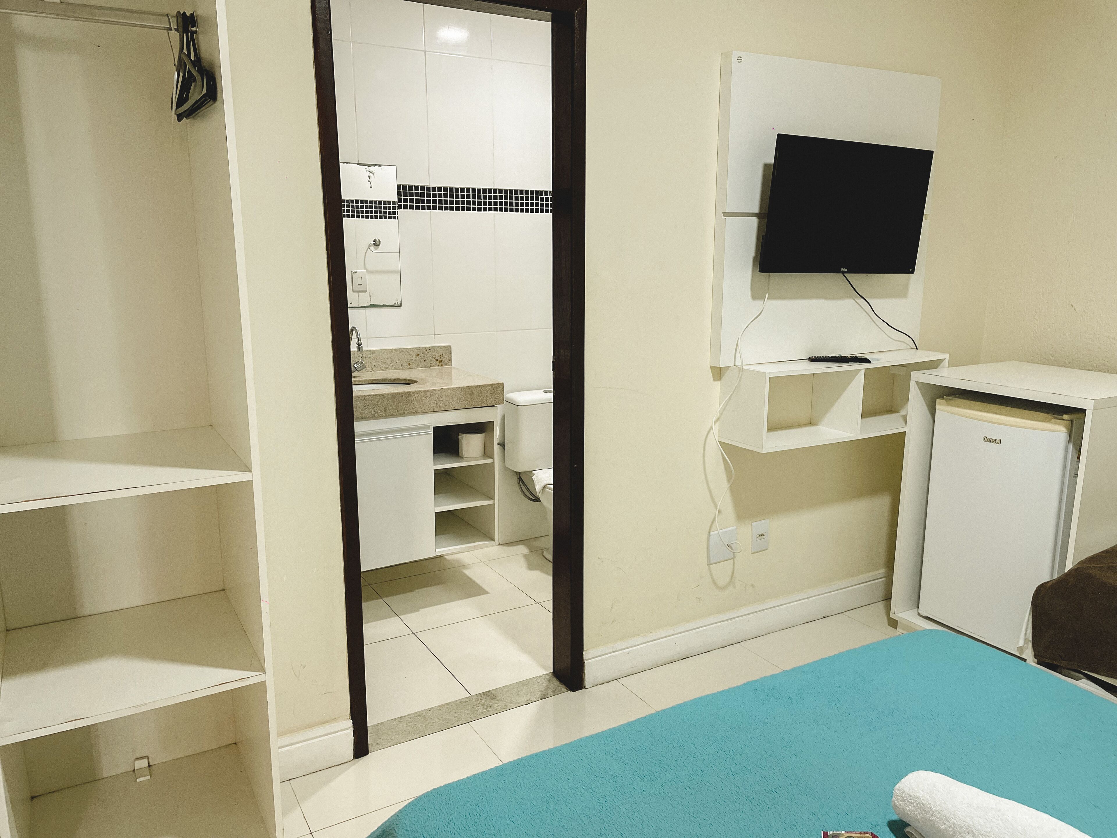 标准四人房 | 迷你吧、遮光窗帘、免费 WiFi、床单