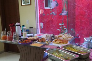 Free daily buffet breakfast  - MDJ Suites (Cabo Frio)