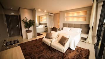 Suite (Master) | Minibar, caja de seguridad en la habitación y escritorio