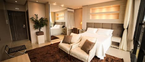 ميني بار وخزنة داخل الغرفة ومكتب وستائر تعتيم