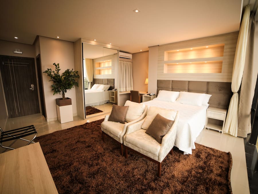 Minibar, caja de seguridad en la habitación y escritorio