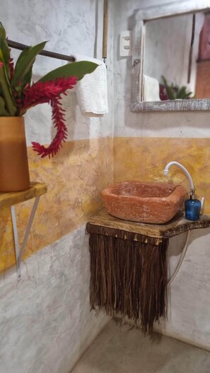 Habitación doble estándar, 1 cama matrimonial, patio, vista al jardín | Baño | Regadera, toallas, jabón, papel de baño 