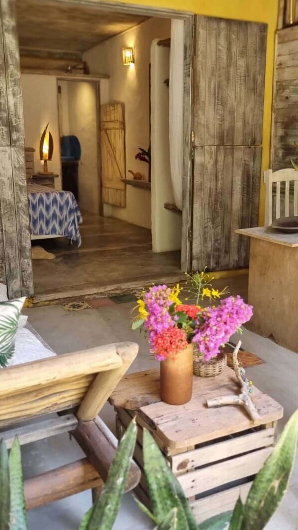 Quarto casal premium, 1 cama Queen, varanda, vista para o jardim | Área de estar