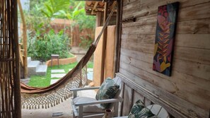 Quarto triplo standard, varanda, vista para o jardim (II) | Camas com colchões pillow-top, Wi-Fi de cortesia, roupa de cama