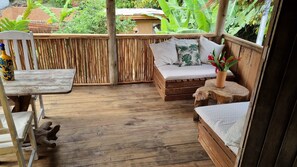 Kamar Double Premium, 1 Tempat Tidur Queen, patio, pemandangan kebun | Bantalan ekstra lembut, Wi-Fi gratis, dan seprai linen