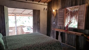 Kamar Double Premium, 1 Tempat Tidur Queen, patio, pemandangan kebun | Bantalan ekstra lembut, Wi-Fi gratis, dan seprai linen