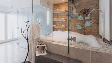 Suite (Hideout) | Baño | Artículos de higiene personal de diseño, secador de pelo y albornoces