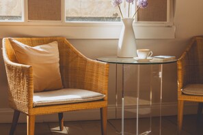 Chambre (Bigger Guest Room) | Coin séjour | Télévision LED de 32 pouces avec chaînes par satellite, télévision