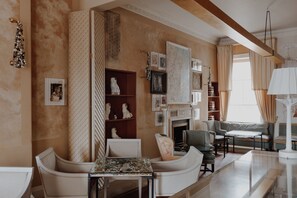 Sert le petit déjeuner et le déjeuner