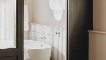 Suite junior (Coach House Large) | Baño | Artículos de higiene personal de diseño, secador de pelo y albornoces