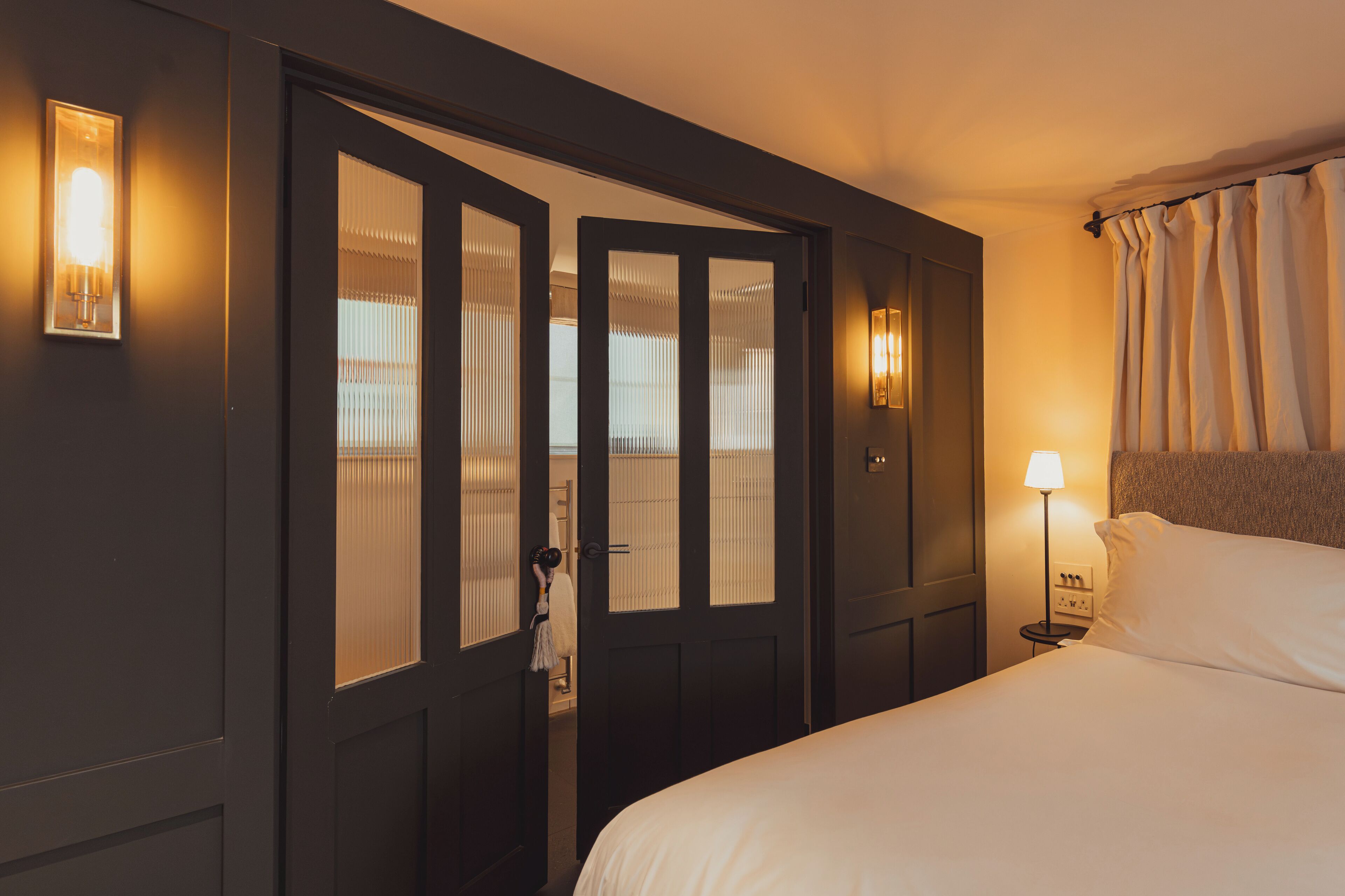 coach house guest room | egyptian cotton sheets, individually decorated, individually furnished