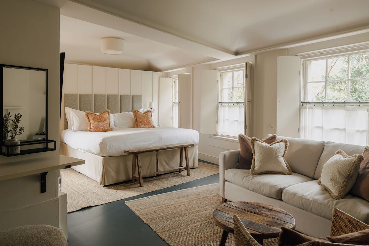 Coach House Large Guest Room | Egyptian cotton sheets, blackout drapes, iron/ironing board (on request)