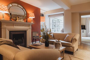 Suite (Hideout) | Coin séjour | Télévision LED de 32 pouces avec chaînes par satellite, télévision