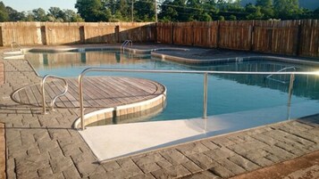 Una piscina al aire libre de temporada, camas de piscina gratis