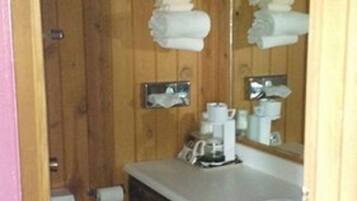 Habitación básica doble de uso individual, 2 camas matrimoniales, para no fumadores | Baño | Tina con regadera, amenidades de baño gratuitas, toallas, jabón