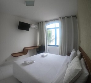 Minibar, desk, blackout curtains, iron/ironing board - Hotel Bellatrix (Macaé)