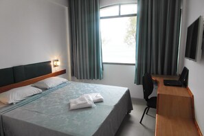 Minibar, desk, blackout curtains, iron/ironing board - Hotel Bellatrix (Macaé)
