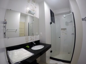 Shower, free toiletries, hair dryer, towels - Hotel Bellatrix (Macaé)