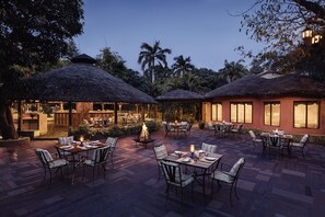 2 か所のレストラン、朝食、ランチ、ディナーに営業 (多国籍料理)