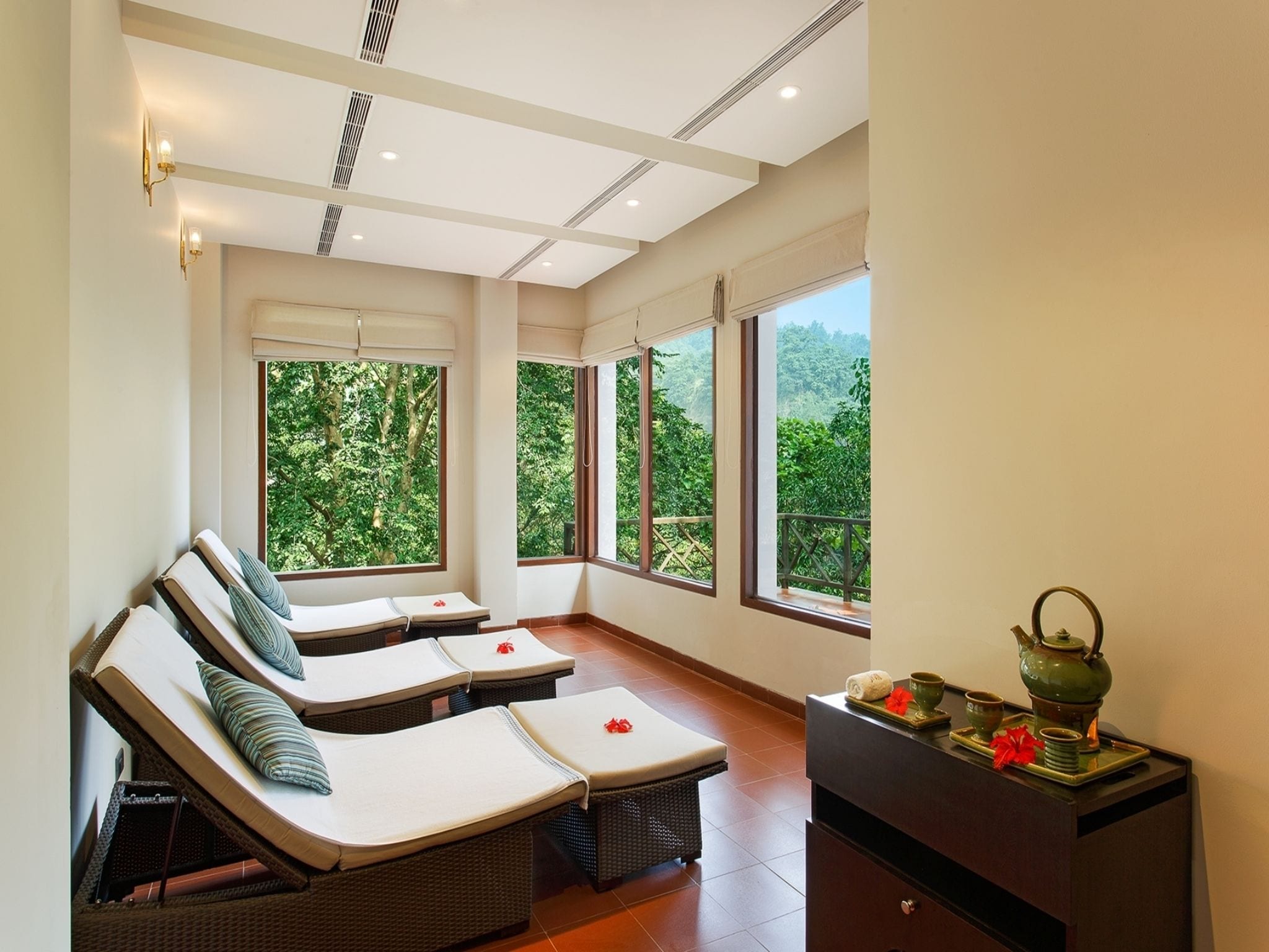 couples treatment room(s), sauna, steam room, body treatments, facials