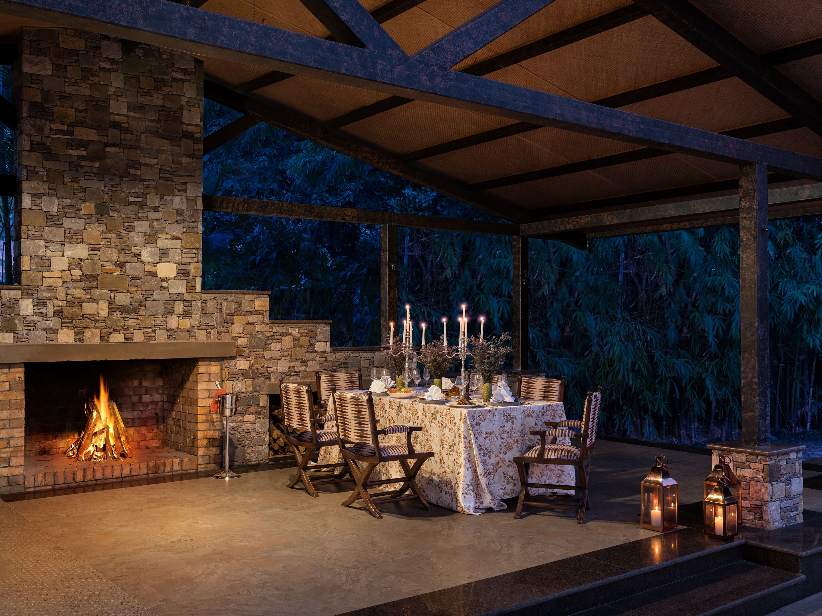 2 restaurants, breakfast, lunch, dinner served; international cuisine